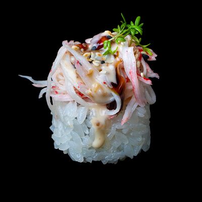 Ролл с крабом и жареным лососемв Шари Вари Чайхана по цене 555 ₽