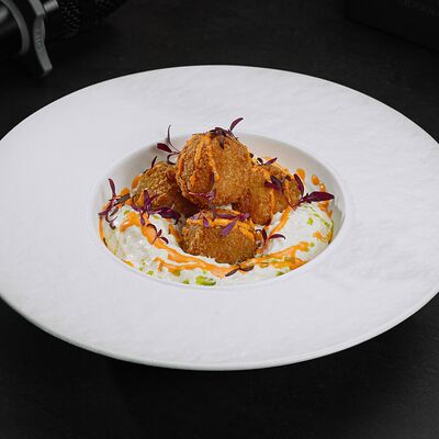 Сырные шарики с беконом и халапеньо в соусе пармеджано в Интонация по цене 630 ₽