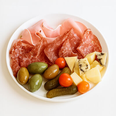 Винная тарелка. Сыры, мясные деликатесы с оливками и соленьями в KM20 по цене 1790 ₽