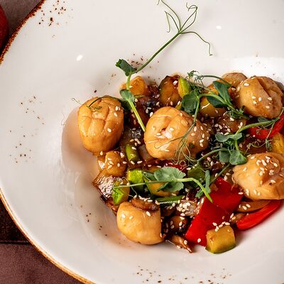 Сахалинский гребешок в лимонном соусе с овощами в Карас по цене 2400 ₽