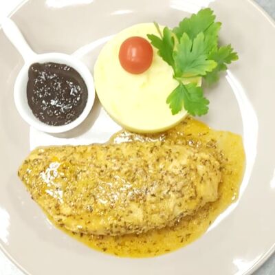 Куриное филе в орехово-горчичном маринаде с пюре из картофеля в На покровке по цене 690 ₽
