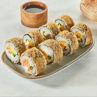 Горячий ролл с лососем и такуаном в CHAKRA SUSHI LUXURY