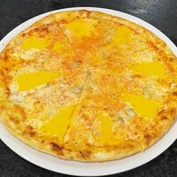 Пицца четыре сыра на красном соусе в Чиполетти