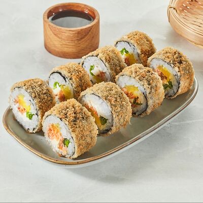 Горячий ролл с лососем и такуаном в CHAKRA SUSHI LUXURY по цене 1009 ₽