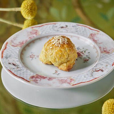 Пирожок с олениной, устричным соусом и черным перцем в Turandot по цене 550 ₽