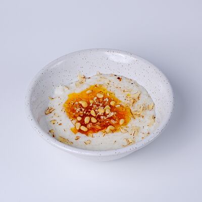 Рисовая каша с абрикосовым вареньем, маракуйей и пеканом в Сойка Cafe по цене 380 ₽