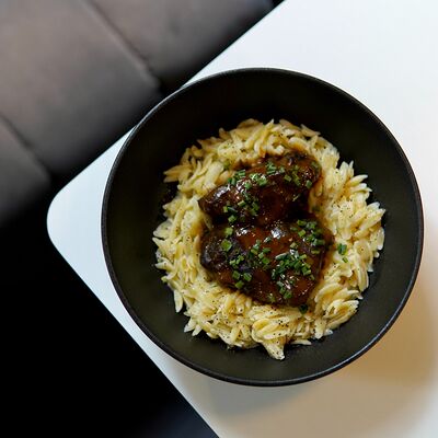 Томлёные говяжьи щёчки в Мы Же На Ты по цене 1390 ₽