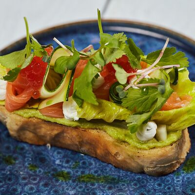 Брускетта с лососем и кремом из авокадо в Nuahule по цене 21 р.