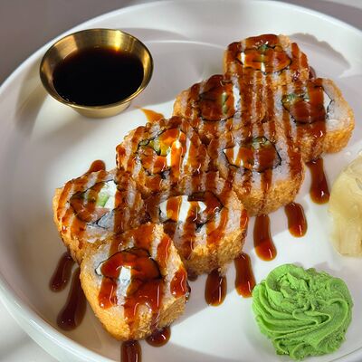 Темпура ролл с форелью и соусом унаги в Гастробар DOM по цене 450 ₽