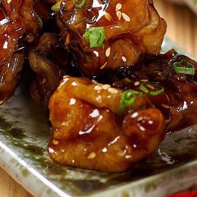 Вегетарианский вок с баклажаном и цукини в соусе Унаги, с паровым рисомв Mr.Mao по цене 540 ₽