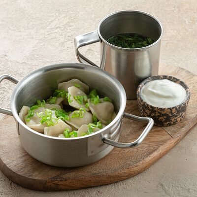 Домашние пельмени из сочной свинины с мясным бульоном и фермерской сметаной в Иван да Марья по цене 740 ₽