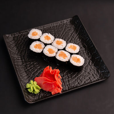 Ролл с лососем в Pho Tom по цене 290 ₽