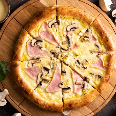 Пицца с ветчиной и грибами в Кусочек Италии по цене 1129 ₽