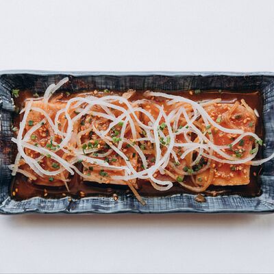 Татаки из тунца с дрессингом том-ям и дайконом в Sava по цене 690 ₽