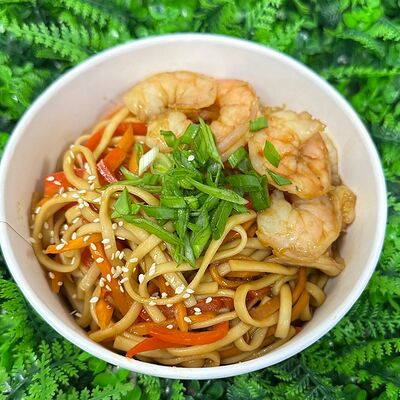 Удон с креветкой терияки в Суши Бери по цене 789 ₽