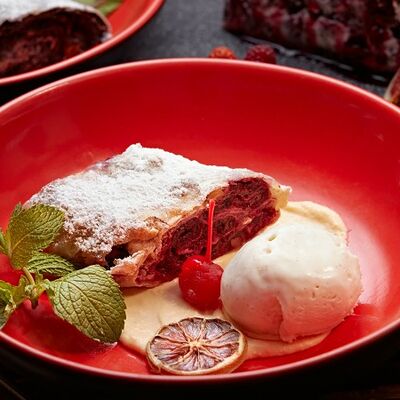 Вишневый Штрудель в Линдерхоф по цене 595 ₽