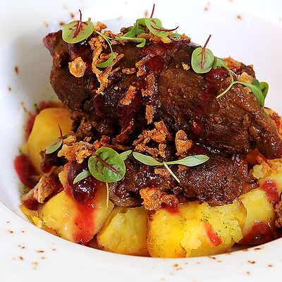 Оленина, томленная с пивом, с печеным картофелем, грибами и соусом из ягод с хвоей в ФедяДичь по цене 1350 ₽