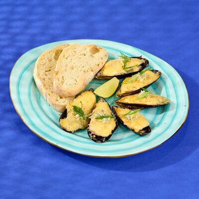 Запеченные мидии Четыре сыра с чипсами из груши в Мидийная по цене 430 ₽