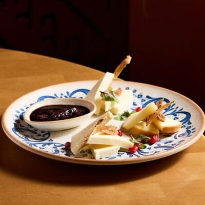 Домашние грузинские сыры с вареньем из грецкого ореха в NANA Pirveli по цене 1095 ₽