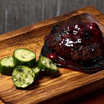 Котлета из мраморной говядины с соусом из копченой вишни и малосольными огурцами в Chester по цене 860 ₽