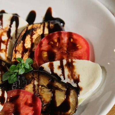 С томатами и моцареллой в Сыроварня по цене 750 ₽