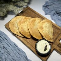 Ассорти мини-чебуреков: курица и грибы, баранина, говядина, тигровые креветки и сыр в Птичка