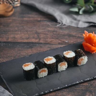 Классический ролл с лососем в Amato по цене 390 ₽