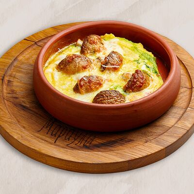 Шляпки шампиньонов с картофельным пюре, сулугуни и соусом шкмерули в Мараули по цене 540 ₽