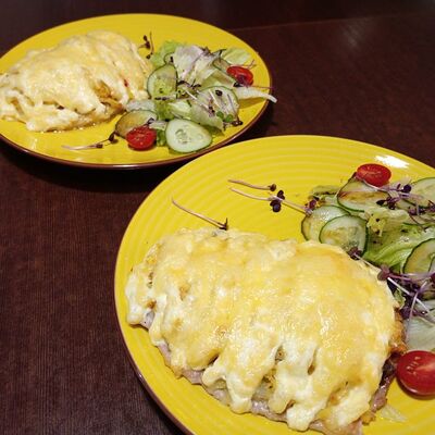 Курица по-французски с бекономв Гастрономический Паб по цене 660 ₽