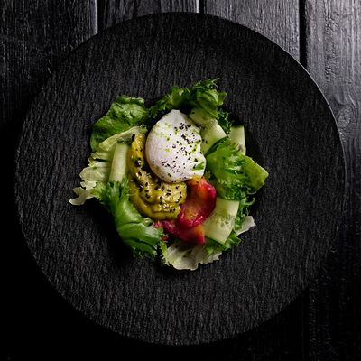 Салат лосось гравлакс и яйцо пашот в Крафтер по цене 750 ₽