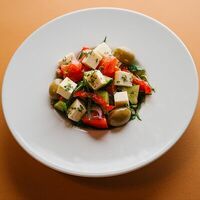 Греческий салат с оливками и домашним сыром в Круча