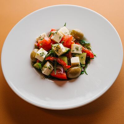 Греческий салат с оливками и домашним сыром в Круча по цене 850 ₽