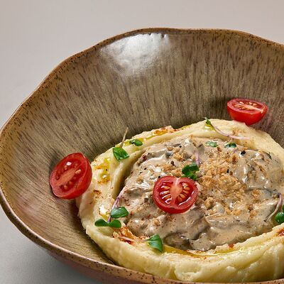 Бефстроганов с картофельным пюре в Avgust13 по цене 1510 ₽