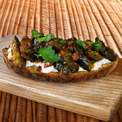 Бутер с баклажанами, страчателлой и соусом унаги в Горыныч по цене 830 ₽