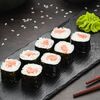 Классический ролл с лососем в OMAKASE SUSHI ROLLS по цене 599