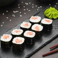 Классический ролл с лососем в OMAKASE SUSHI ROLLS