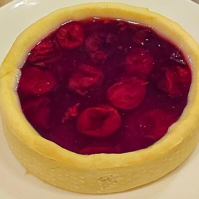 Пшеничная корзинка с вишней в Булонже по цене 190 ₽