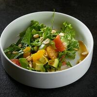 Легкий салат с цитрусами, авокадо и жареными орешками в Fiolet