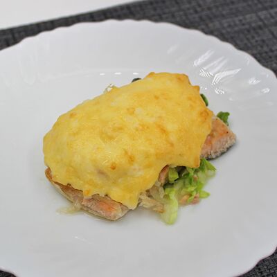 Горбуша запеченная с сыром в Чёрный и белый по цене 250 ₽