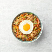 Рис с курицей, овощами и яйцом в OMO Korean Food