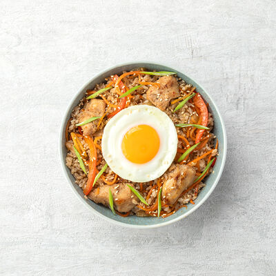 Рис с курицей, овощами и яйцом в OMO Korean Food по цене 590 ₽