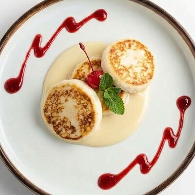 Сырники со сгущённым молоком и вишнёвым джемом в Кейк по цене 249 ₽