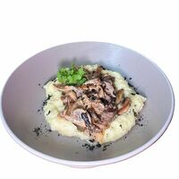 Бефстроганов с картофельным пюре в Kitchen lab