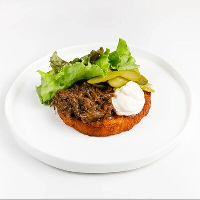 Хашбраун с томленой говядиной, сметаной и корнишонами в Гости по цене 540 ₽