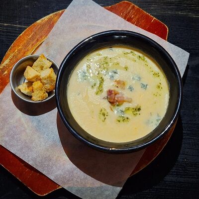 Крем-суп сырный с беконом и гренками в Первая реберная Кухня по цене 350 ₽