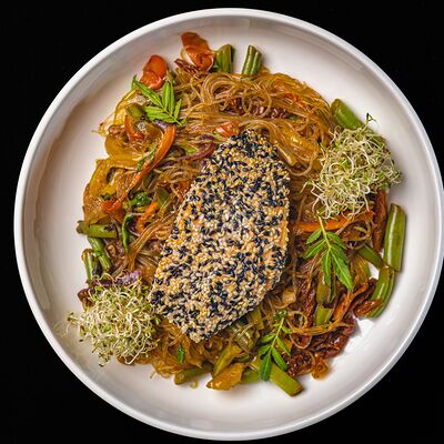 Лосось в паназиатском стиле с фунчозой в остро-сладком соусе в Вирид ярд по цене 1308 ₽