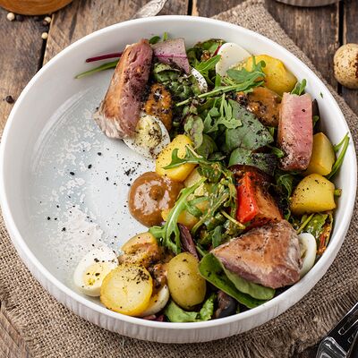 Салат с тунцом в Ганс и Марта по цене 950 ₽