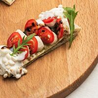 Брускетты Капрезе с кедровым орехом в La vino