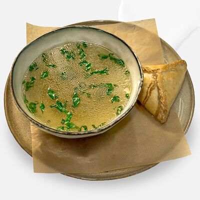 Куриный бульон с треугольником из говядины в Caviar по цене 550 ₽