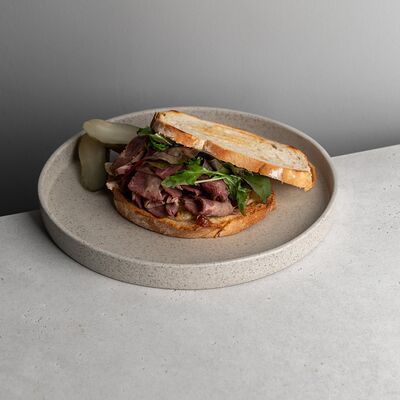 Сэндвич с пастрами и сыром брив Великие по цене 1068 ₽